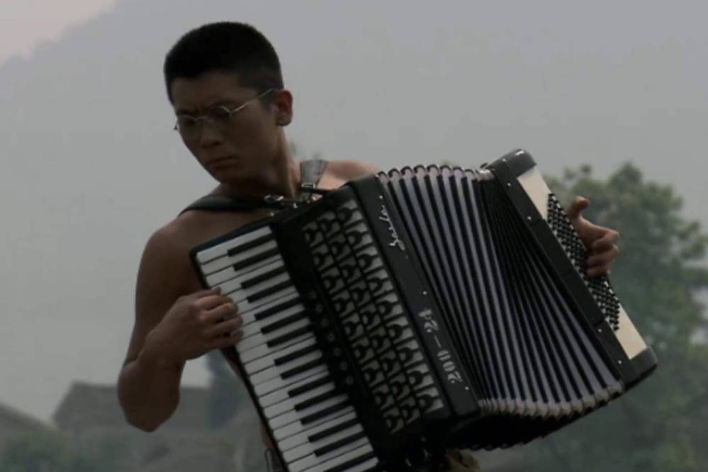 事实上,他的处女作是《我的团长我的团》,在该片中,王大奇扮演何书光