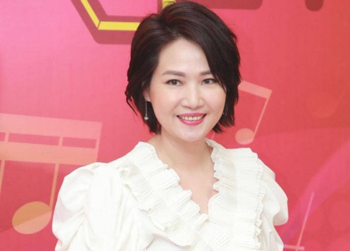 原创温兆伦前女友宣布全面复出哭诉曾被未婚夫背叛53岁单身没儿女