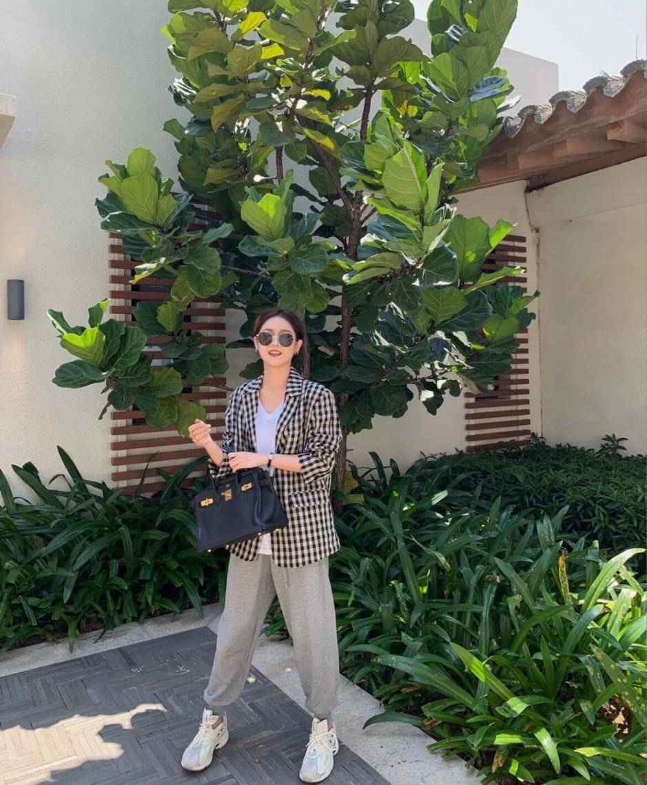 气质 建议40岁50岁女人,春季裤子“买浅不买深”,优雅知性不说还减龄