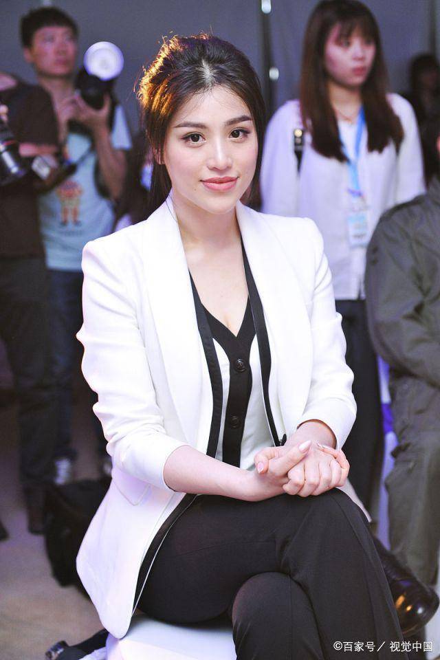 三七 葛天衣品“飙升”穿黑白一字肩礼服秀身材，“三七”搭配成经典