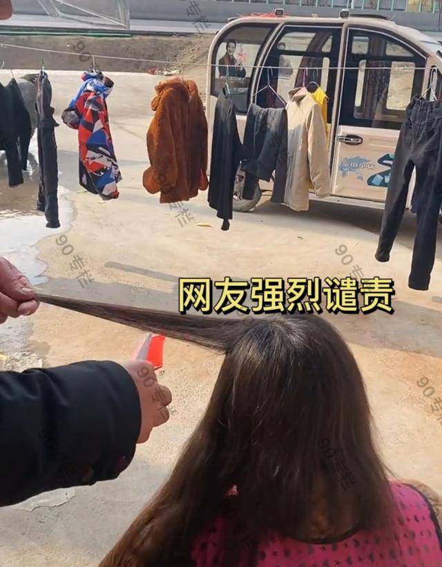 长发穷疯了？安徽母亲卖女儿的长头发，女儿强忍泪水，网友难忍