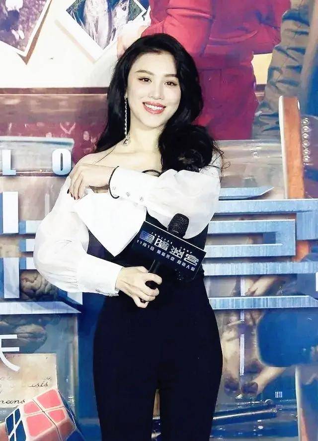 三七 葛天衣品“飙升”穿黑白一字肩礼服秀身材,“三七”搭配成经典