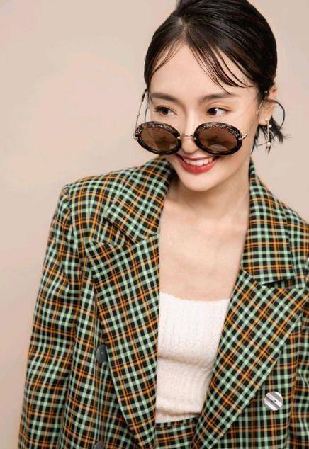 孙铱产子不到两个月开直播,面露难色,脖子上颈纹明显被嘲像大妈_工作