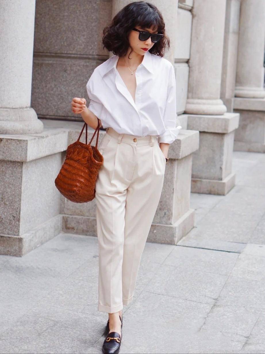 气质 建议40岁50岁女人,春季裤子“买浅不买深”,优雅知性不说还减龄