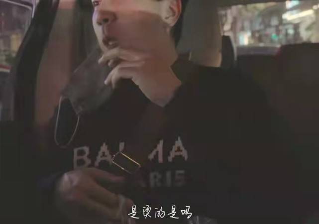 卫衣 47岁刘恺威没了霸总范！穿卫衣吃路边摊竟无人识，离婚后人气大减