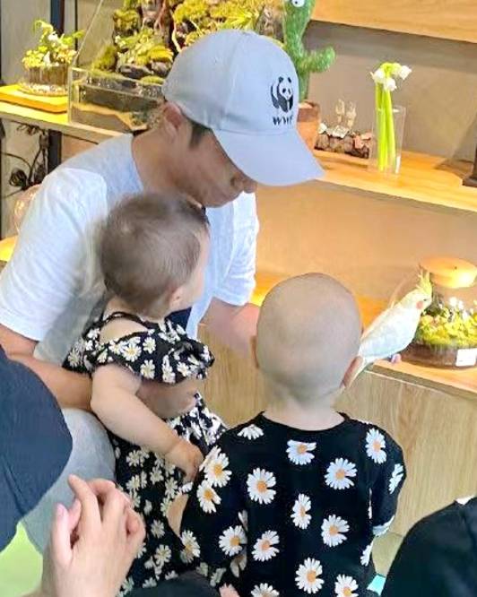 撒贝宁夫妇带混血龙凤胎逛街李白长腿抢镜孩子头发颜色随爹