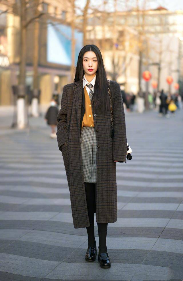 黑色 杭州女生可太会穿了，凭一件大衣一双平底鞋，打造时髦与气质感