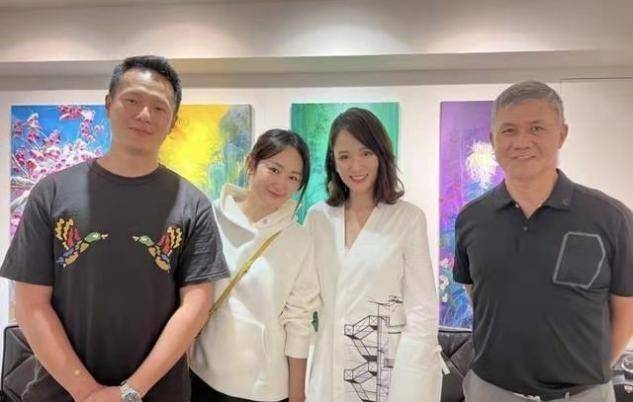 卷发 陈乔恩变阔太参加男友画展！罕见装扮一回，烫卷发优雅到骨子里