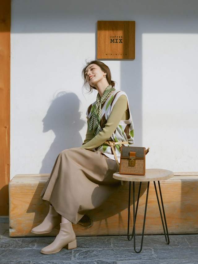 颜色 早春通勤穿搭,背心搭配针织衫简约时髦,提升气质又减龄