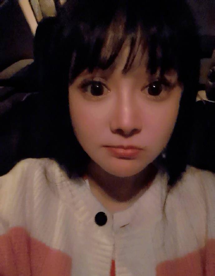 生活冉莹颖晒照感慨人生，油刘海苍蝇腿睫毛太不协调，被吐槽审美