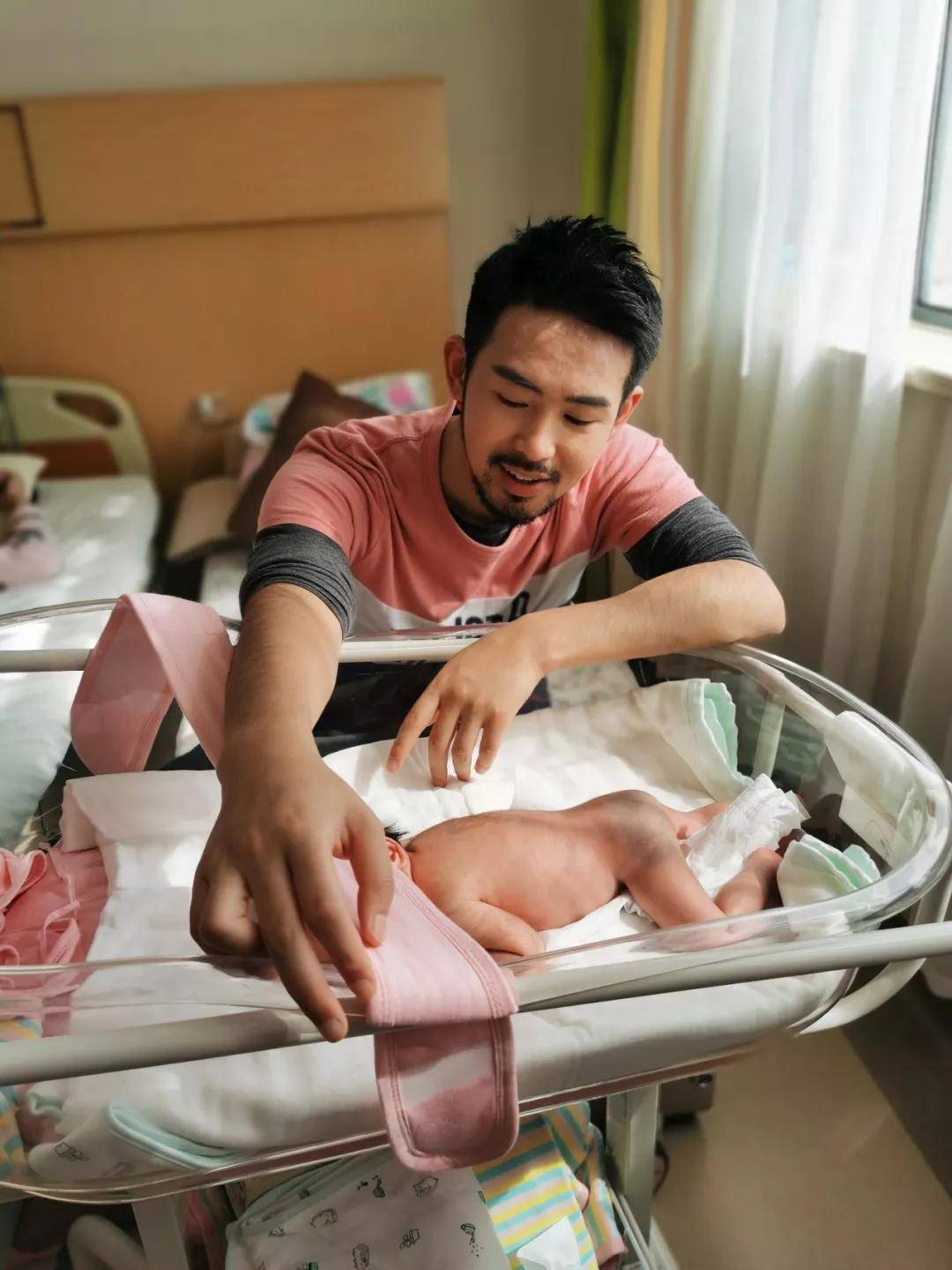 原创罗凡二胎男孩的孤独感