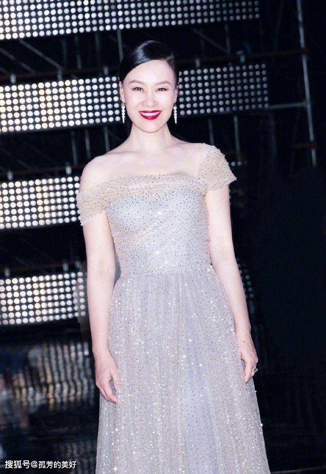 身材 54岁邬君梅真有范，穿玫红裙装配复古盘发，这才是真正的贵妇气质