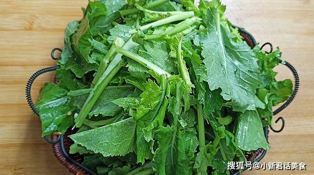 用这种方法炒出来的菜头色泽翠绿,味道清香微辣,好吃下饭_油菜_青菜