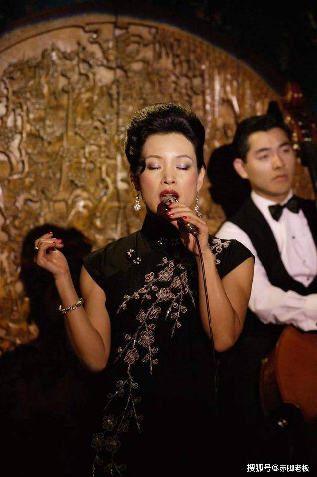 盛装 当陈冲穿优雅小黑裙，同框盛装打扮的张瑜，气质一个明艳一个清冷