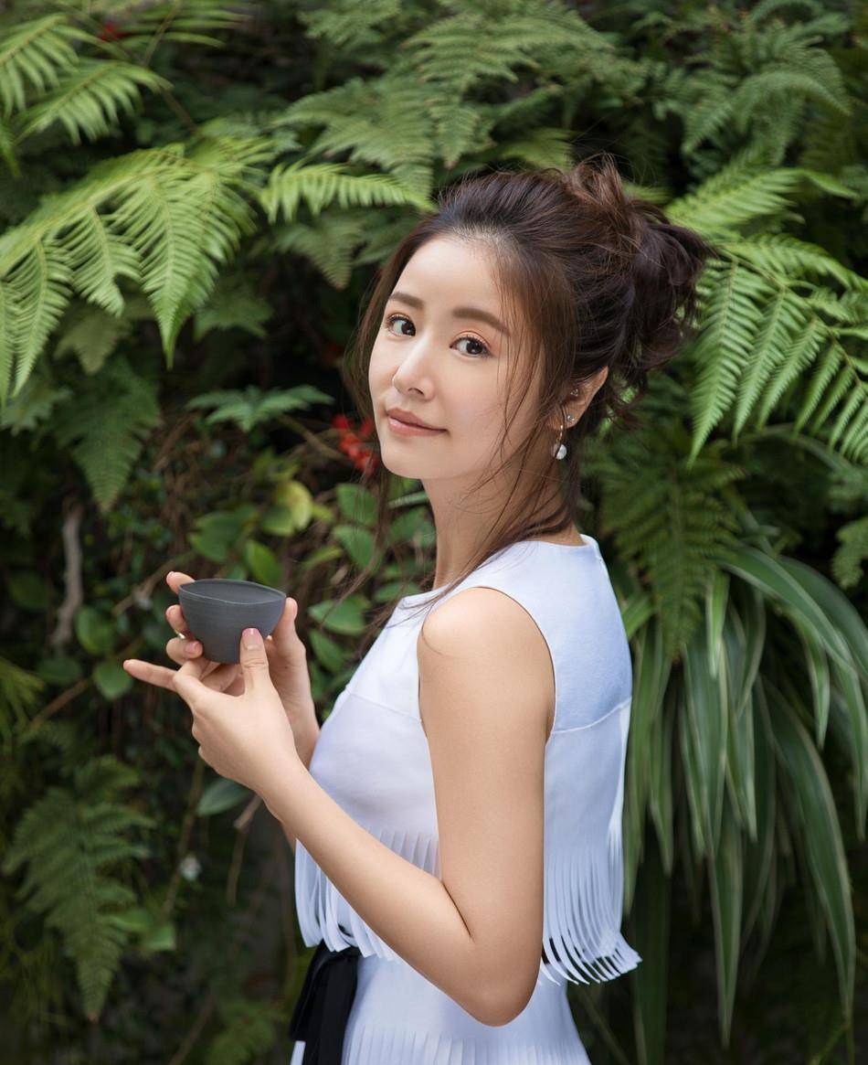 发型林心如只不过将头发扎了起来,44岁嫩回32岁,早该选这款发型了