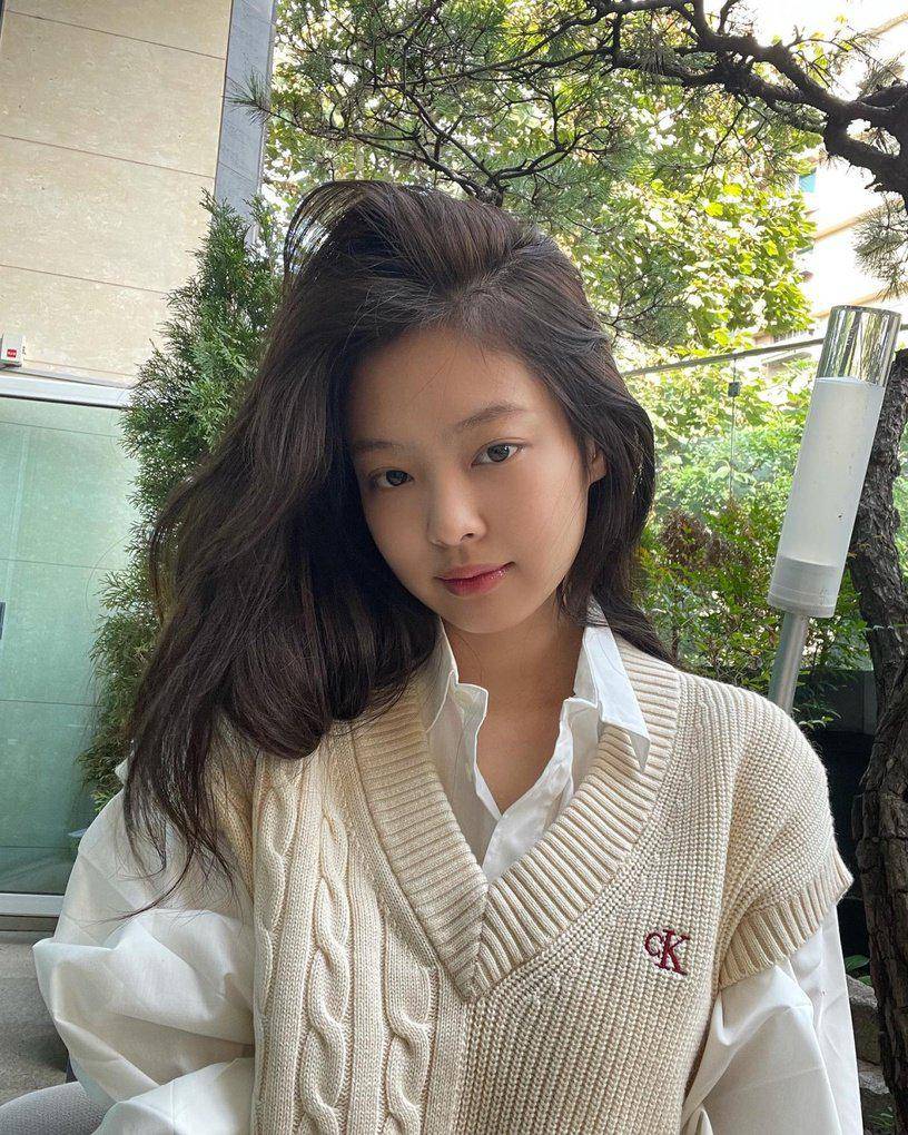 简风 外号“人间香奈儿”的Jennie，更爱极简风搭配，基础款穿得超时髦