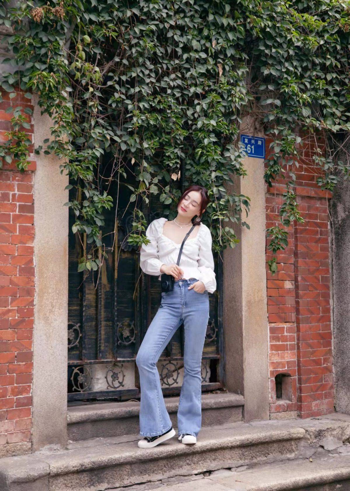 棕色 袁姗姗穿牛仔很好看！一身牛仔衣雨中拍照，背棕色包包气质满分