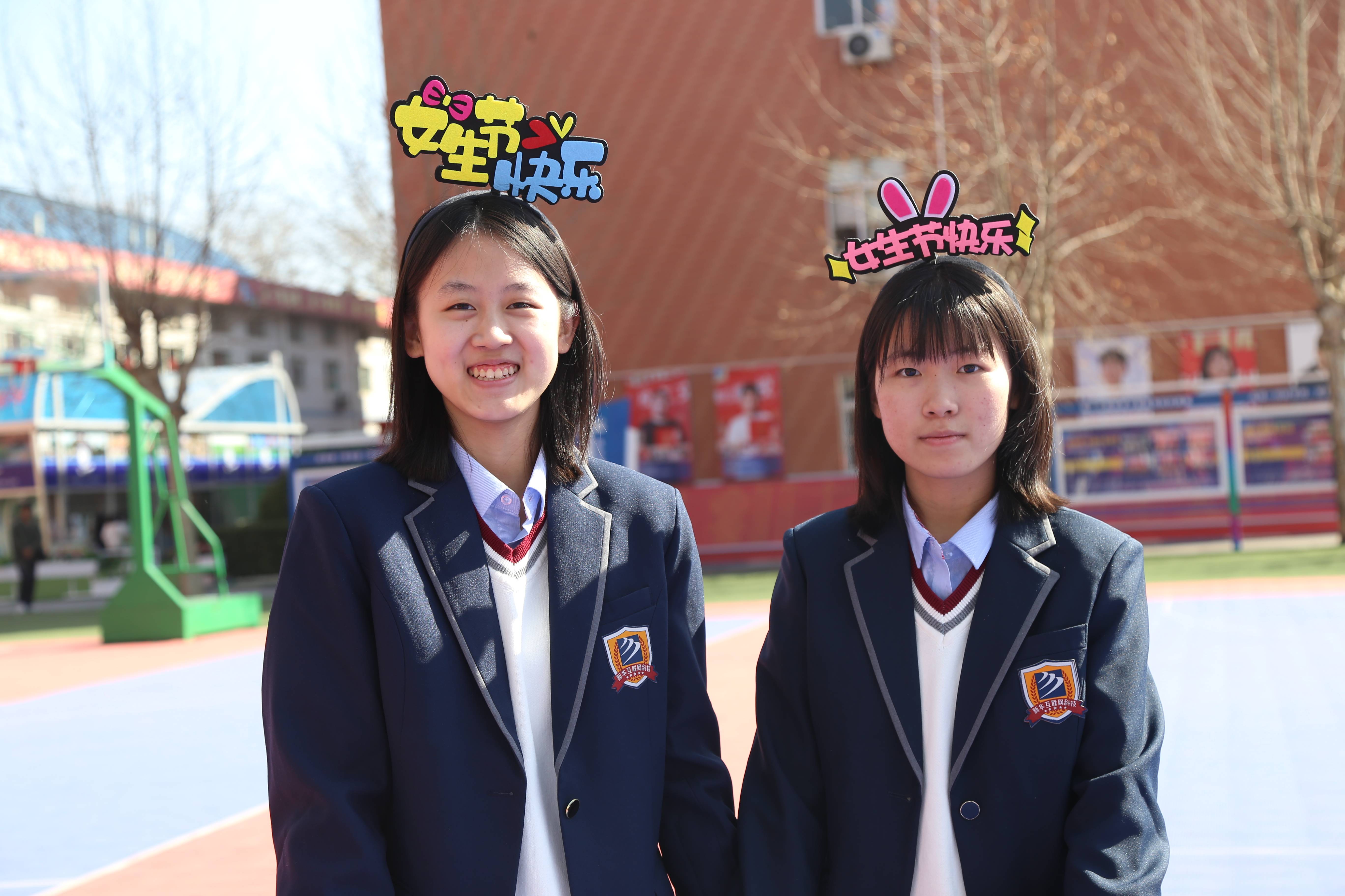 十几位漂亮的女生通过照片的形式展示出了她们的美,抢眼的校服,精致的