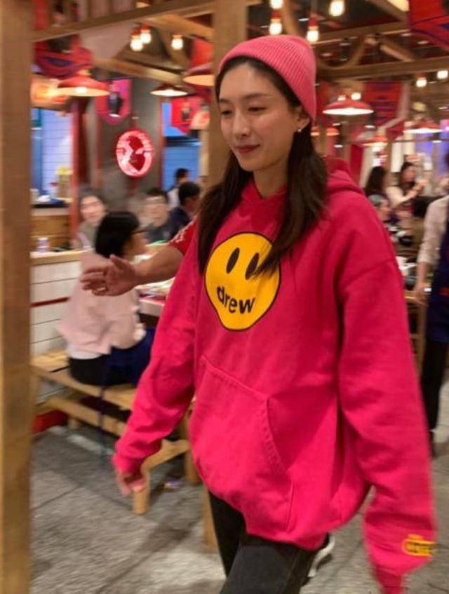 陈赫35岁江疏影晒热舞视频，开滤镜皮肤细腻无皱纹，陈赫调侃美颜可以