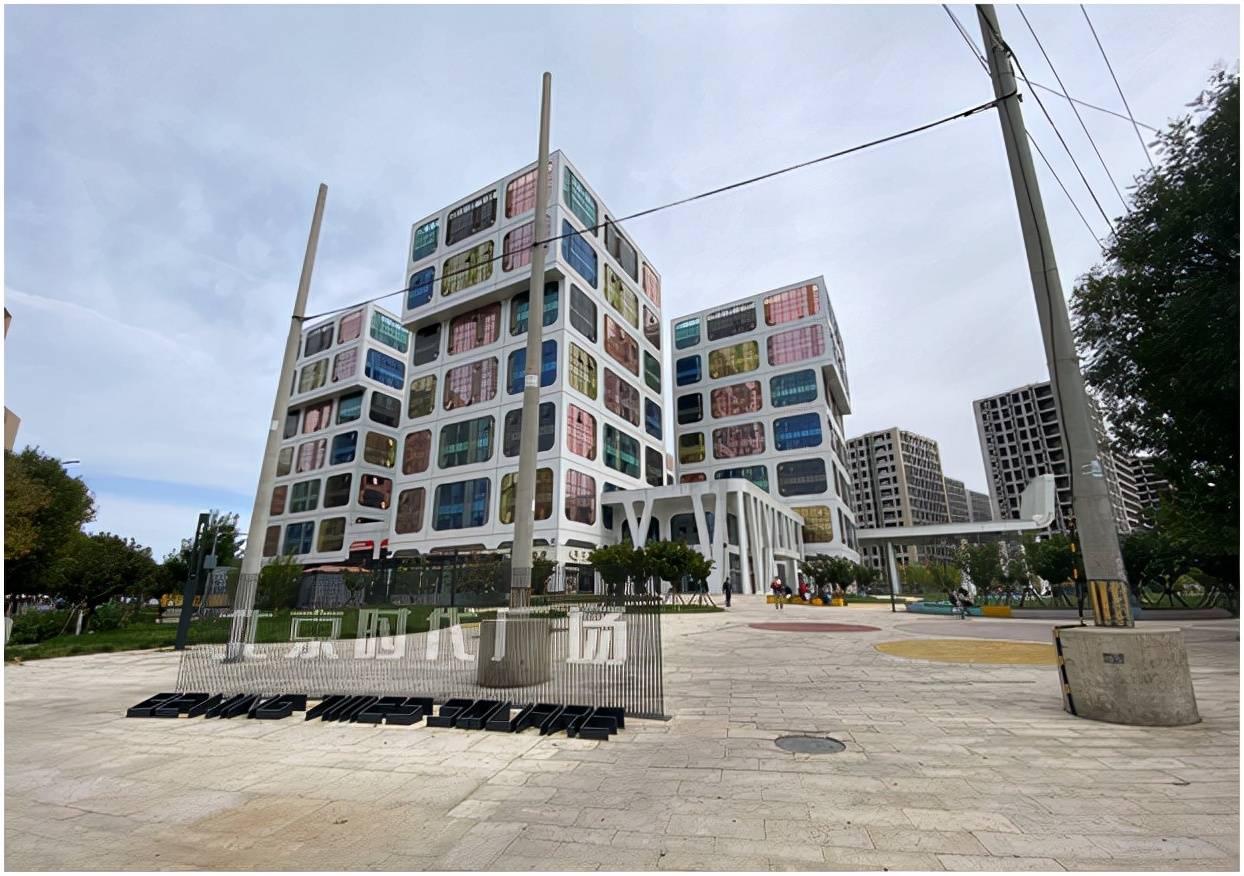 周边生活设施十分完善,大学城板块中有北京时代广场与北京熙悦天街两