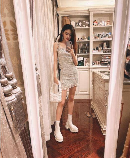 短裙 被徐璐的新造型美到了,连衣短裙配少女短,感觉又恋爱了