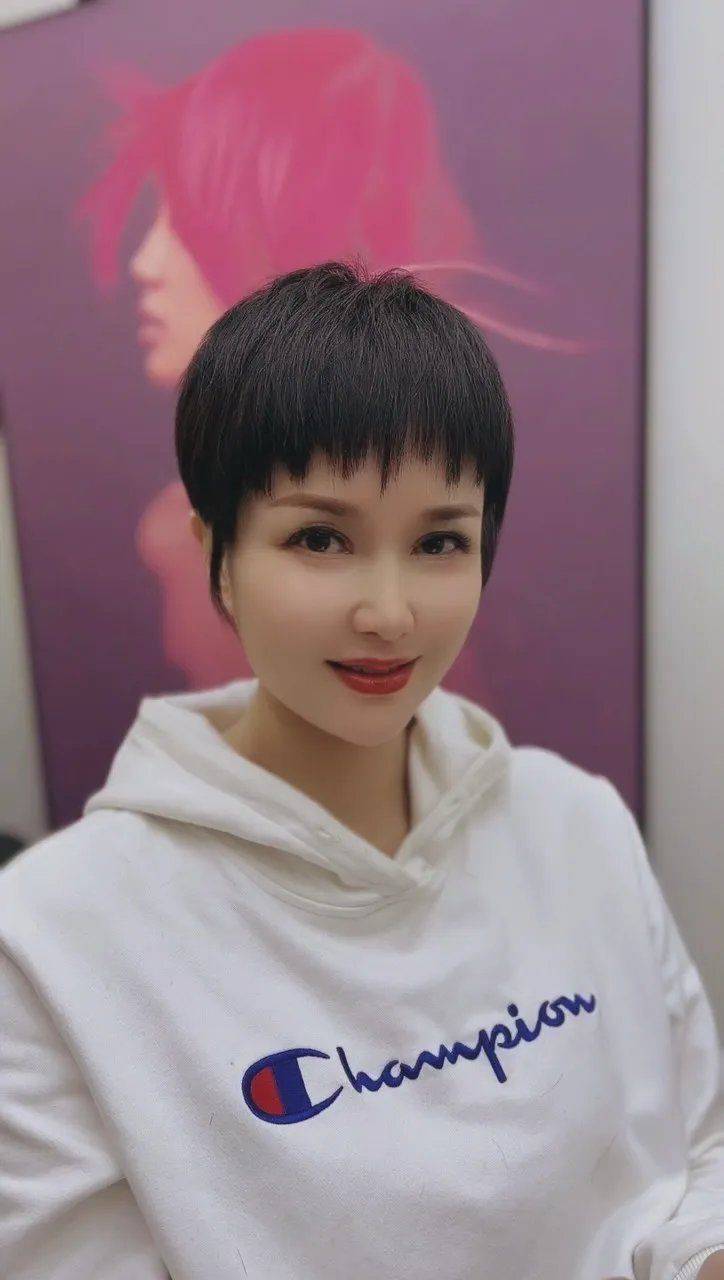 发型头发花白大姐做大卷,奔四奔五女性尝试个性短发,美到不敢相信