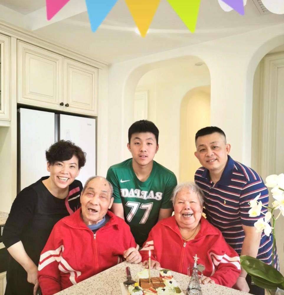 为儿子庆生,丈夫罕现身,16岁儿子身材魁梧长相成熟_乒乓球_林瀚_运动