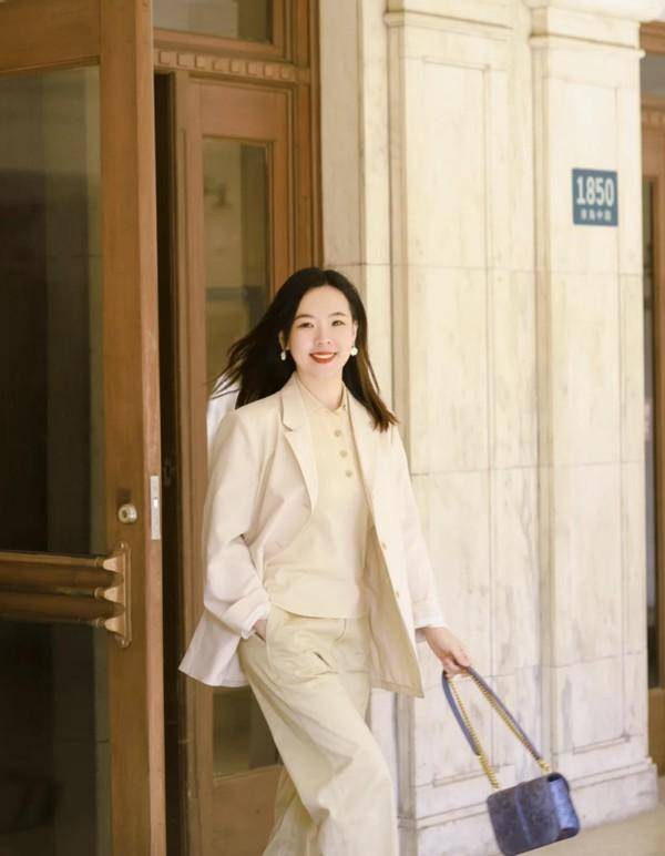 档次 白色服饰穿搭配色