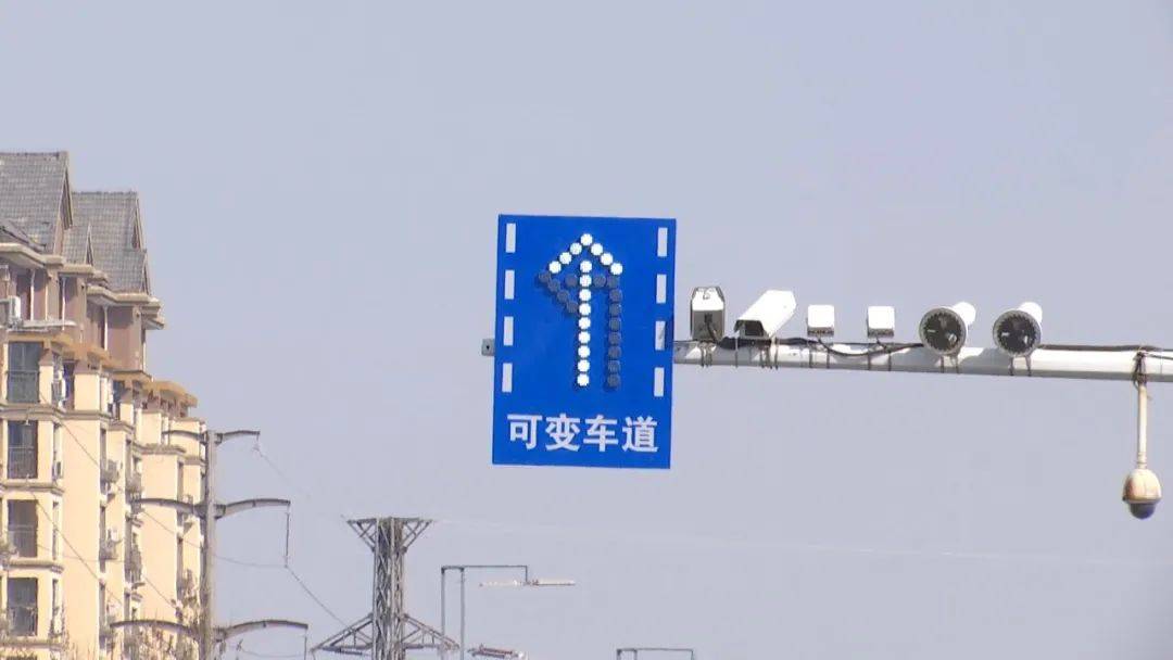 有一块发光的蓝白色led指示牌并且在车道上方它的内侧长出了一条条"腿