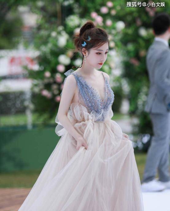 仙女 冯提莫驾驭红毯能力不一般，奖项拿到手软，综合实力不得不服