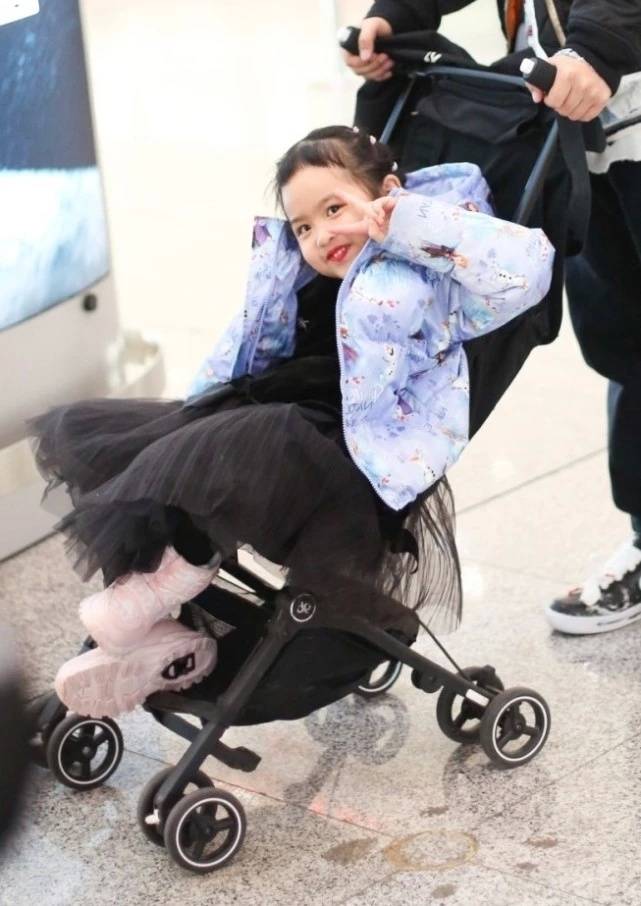 而包文婧的颜值也是非常高的,辣么包可艾的颜值即是遗传了妈妈包文婧