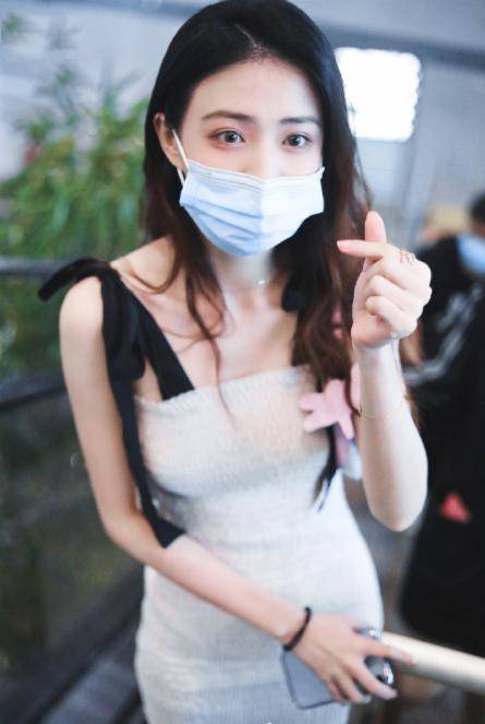 短裙 被徐璐的新造型美到了,连衣短裙配少女短,感觉又恋爱了