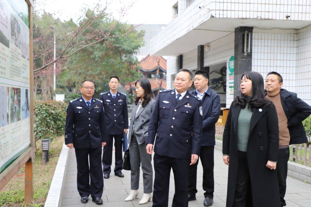 蒲朝晖一行首先转看古蔺中学校园,古蔺中学校长邱红就学校办学历史