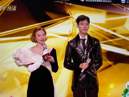 节目组|《浪姐2》成团夜男嘉宾惹争议，为何龚俊和姐姐们群舞帅上热搜？！