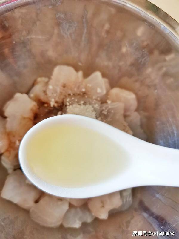 龙利鱼肉冲洗干净,用厨房纸巾吸干水分,切2厘米左右的小块备用,葱切小