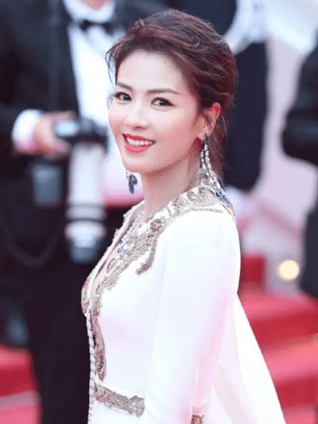 整体 刘涛美到国外，穿一身“树杈裙”优雅又吸睛，真给中国女星长脸