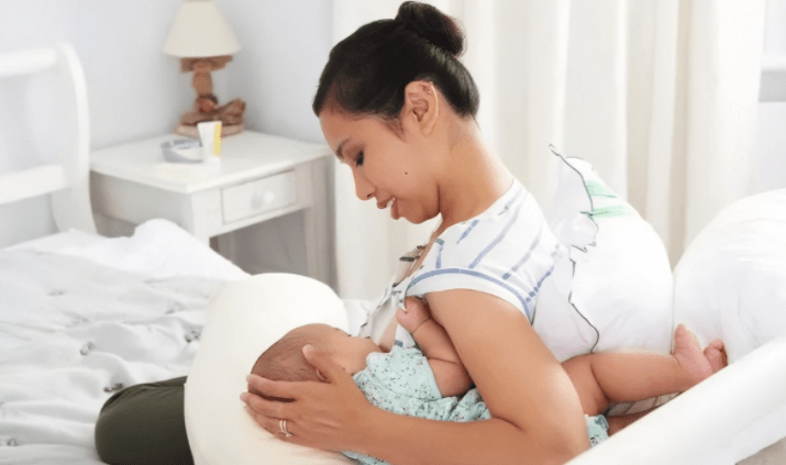 因为|十一妈妈的母乳喂养全攻略，3个实用的喂奶姿势，让宝宝事半功倍