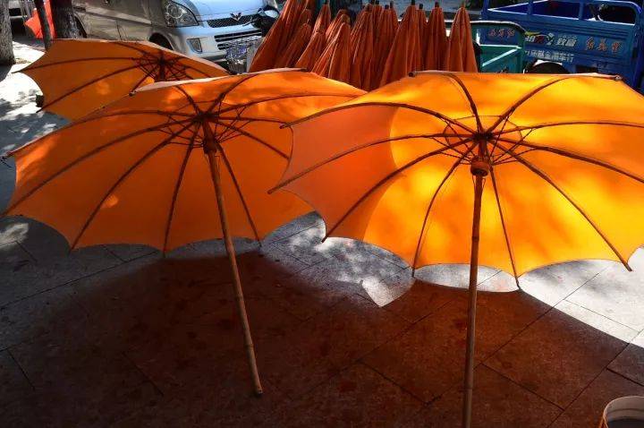 泌阳县城还有一家油布伞手工制作坊 制作出来的油布黄伞真是美