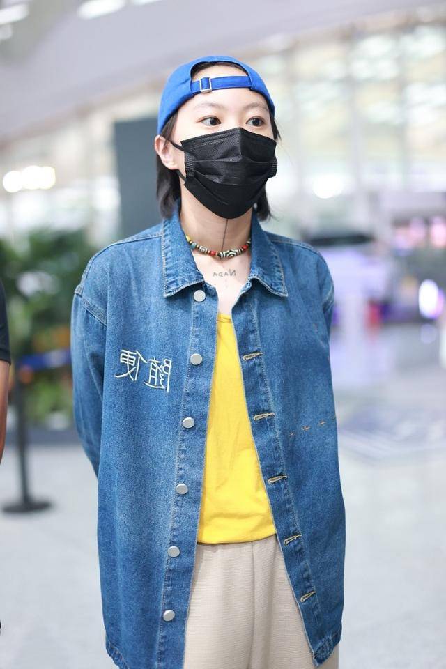 束脚 窦靖童给王菲长脸了，束脚裤配靴子有明星范，就是真丝背心不太行