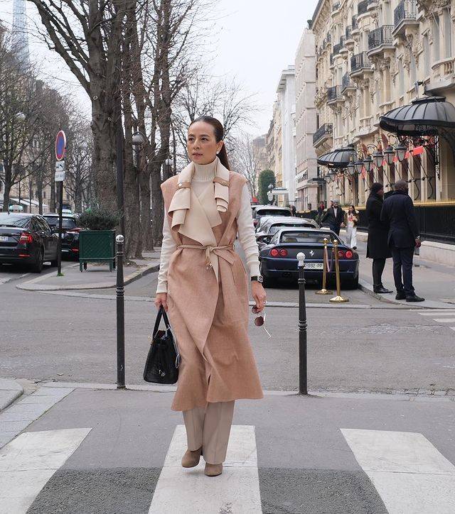 泰服 泰国华裔富婆漫步巴黎街头！穿米驼色好美，30万的爱马仕包不离身