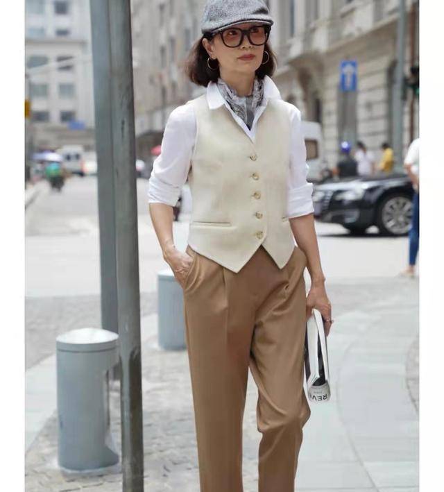 质感 50岁的女人,穿裤子要避免3不要,显胖没质感,看三木妈妈就知道