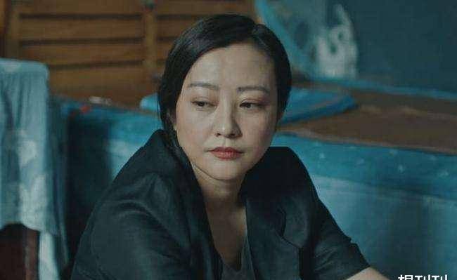 单眼皮内娱最假双眼皮PK，就差割到脑门了，生怕别人看不出是割的？