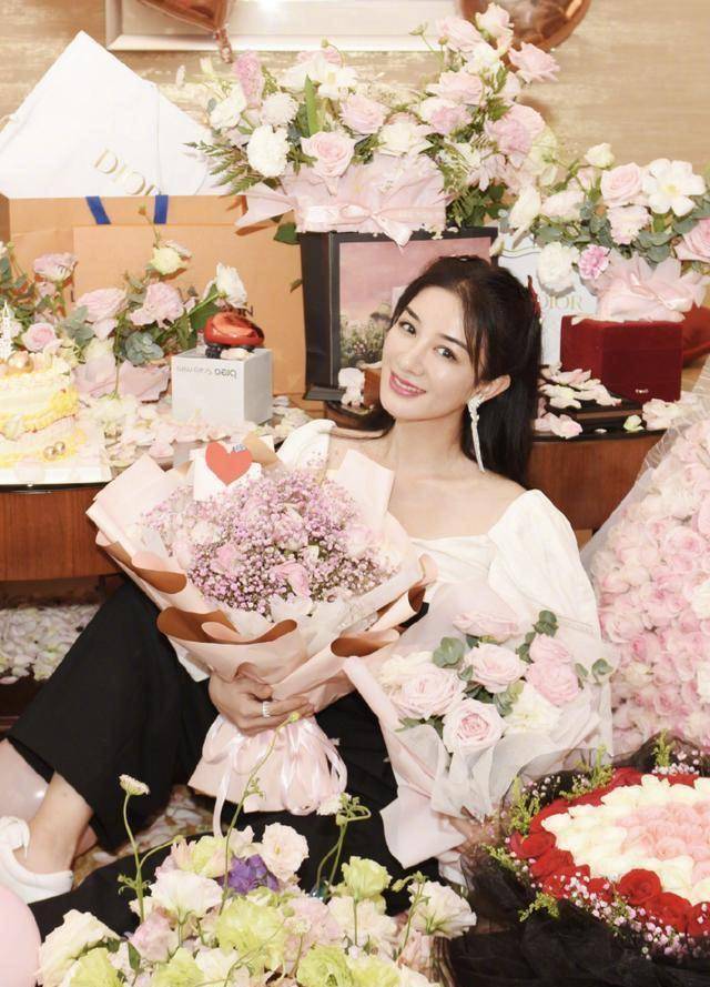 原创黄奕43岁生日晒照双手合十许愿被鲜花环绕美如23岁好少女