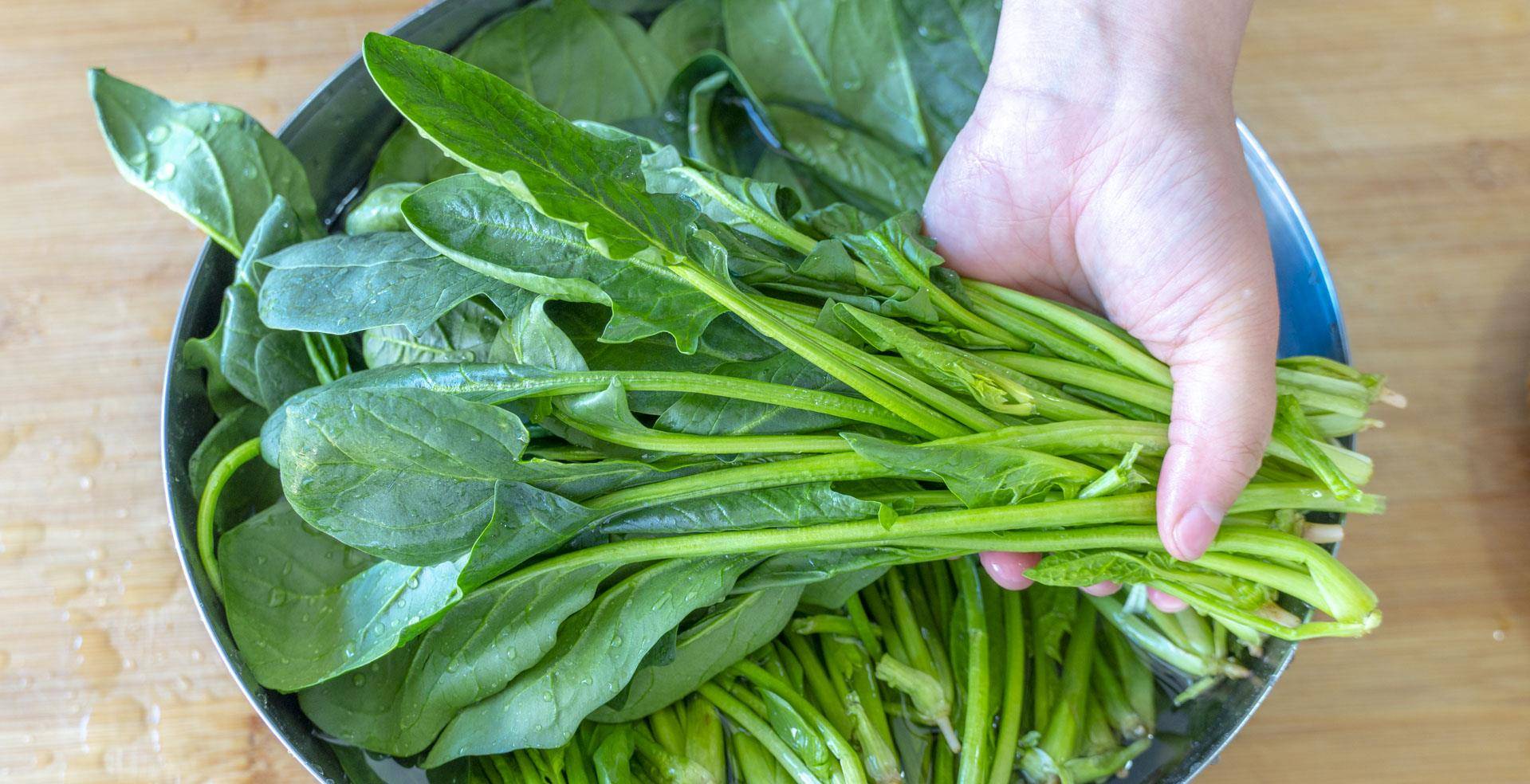 加入适量|爱美的女人，建议多吃“4红3黑2绿”，含铁量高，春季常吃气色好