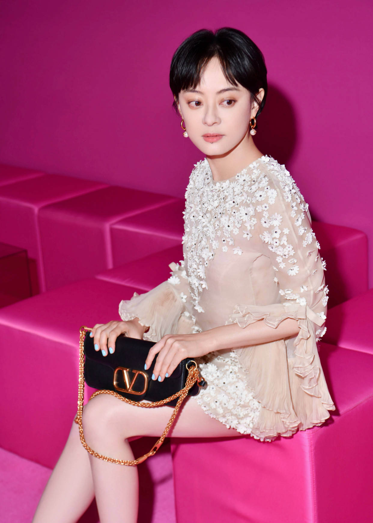 原创孙俪保养得真好肉色碎花裙穿起来像大姑娘明媚大方更美丽