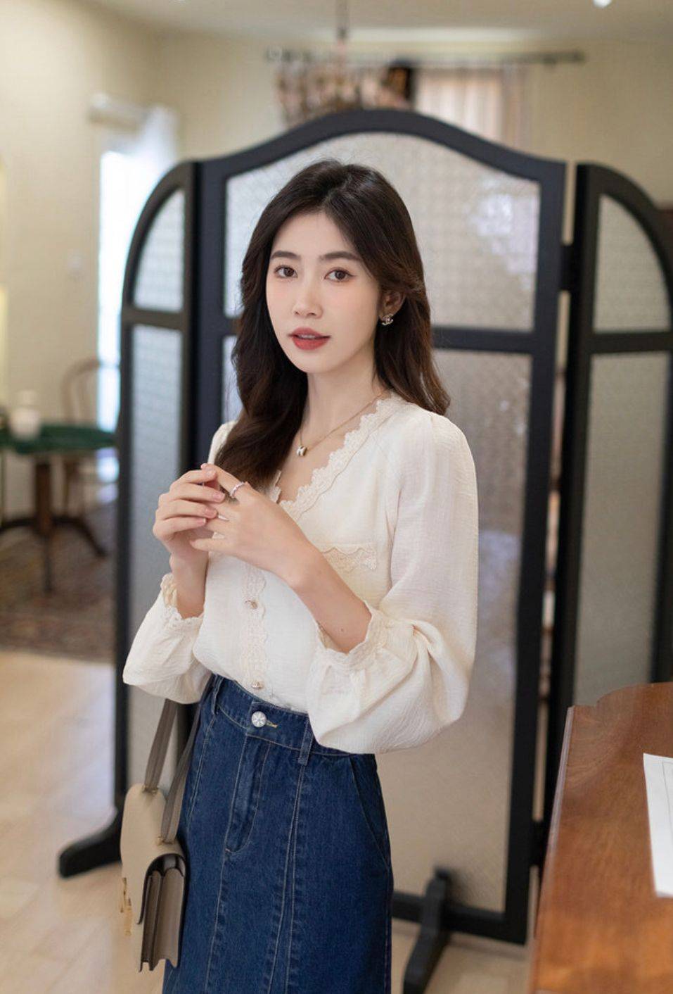 味儿 春天的衬衫也开始内卷了!只要认准这4种领型,高级又显女人味