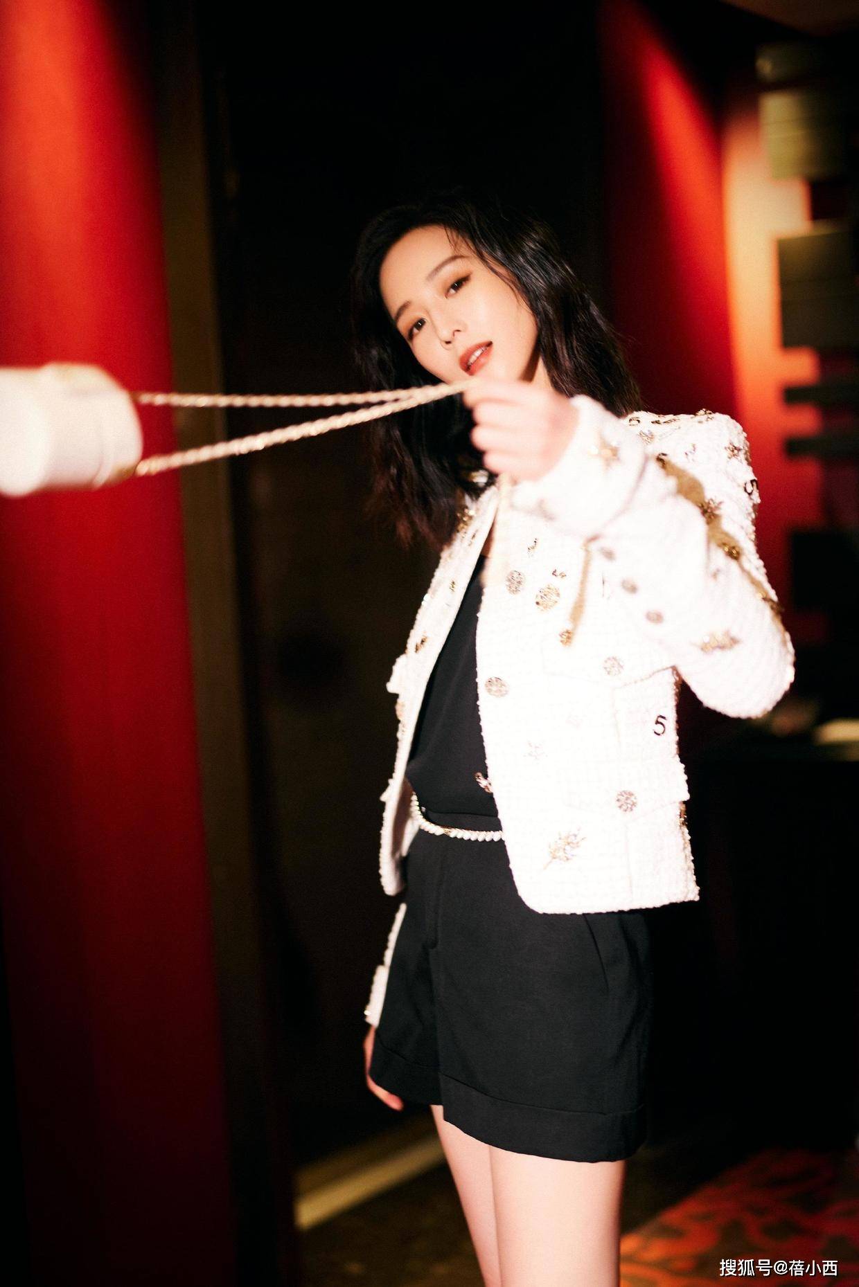 颜色 “张钧甯”的私服穿搭真时髦，穿格纹外套配卫衣，直接照穿也洋气