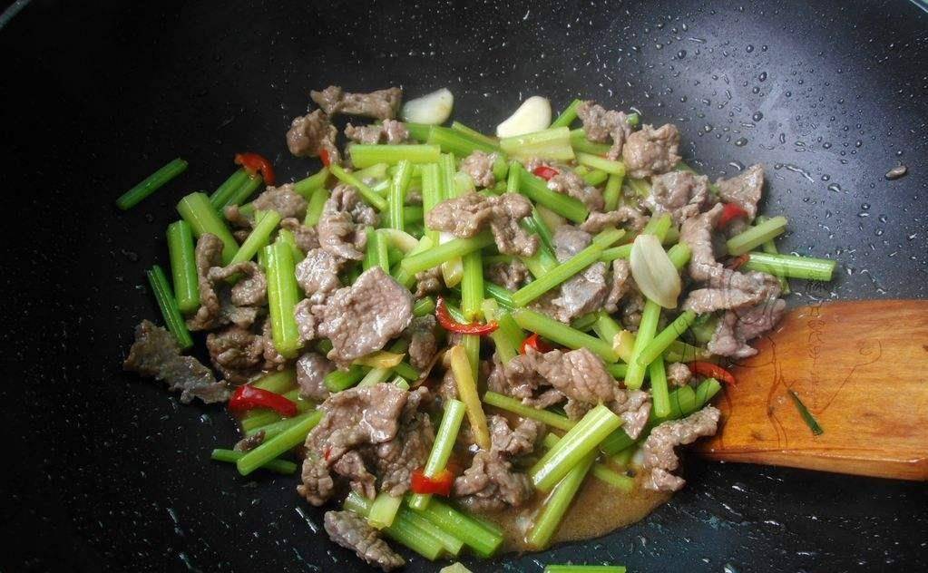 加入适量|爱美的女人，建议多吃“4红3黑2绿”，含铁量高，春季常吃气色好