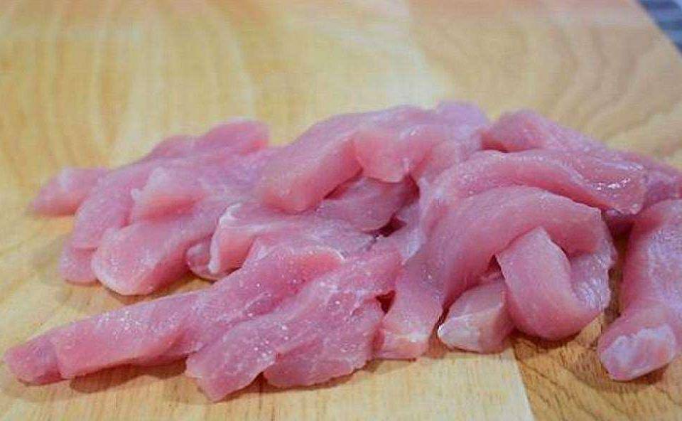 加入适量|爱美的女人，建议多吃“4红3黑2绿”，含铁量高，春季常吃气色好