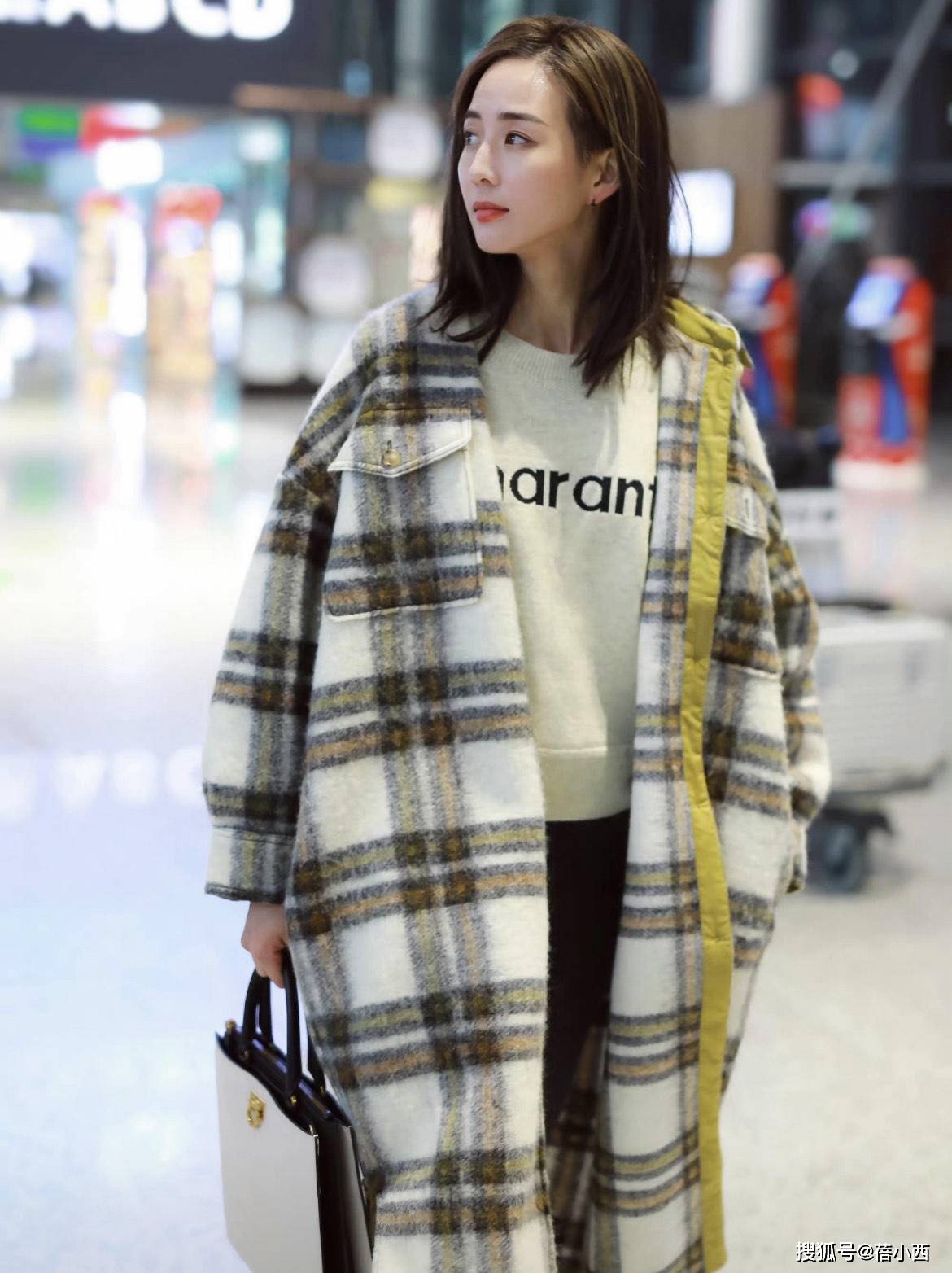 颜色 “张钧甯”的私服穿搭真时髦，穿格纹外套配卫衣，直接照穿也洋气